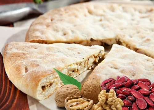 Осетинский пирог с фасолью и грецким орехом