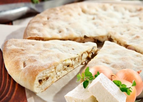 Осетинский пирог с репчатым луком и сыром